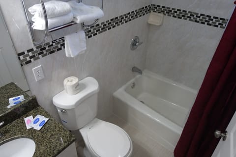 Combined shower/tub, hair dryer, towels