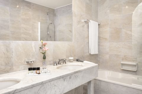 Combined shower/tub, hair dryer, bidet, towels