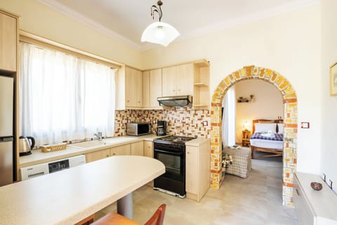 Elite Studio Suite, 1 King Bed, Non Smoking, Garden View (1) | Private kitchen | Full-size fridge, microwave, oven, stovetop