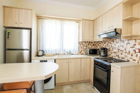 Elite Studio Suite, 1 King Bed, Non Smoking, Garden View (1) | Private kitchen | Full-size fridge, microwave, oven, stovetop