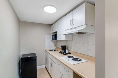 Suite, 1 King Bed, Kitchenette | Private kitchenette | Fridge, microwave, coffee/tea maker