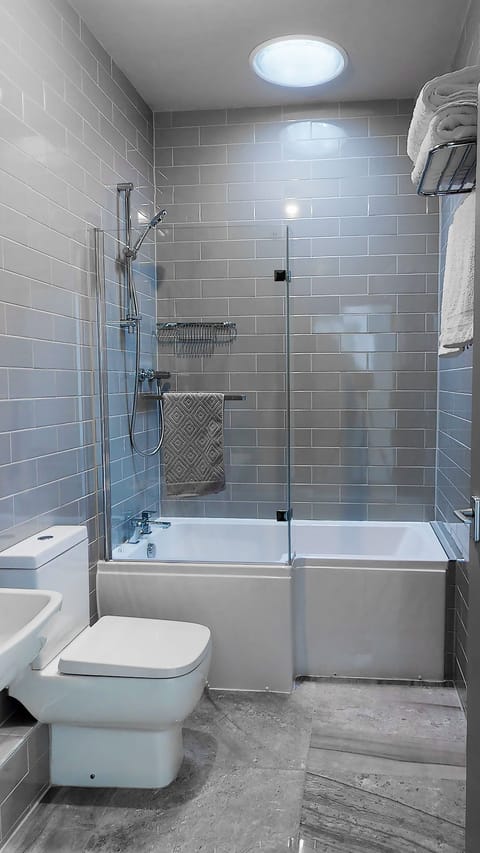 Rose King Room | Bathroom | Combined shower/tub, rainfall showerhead, free toiletries, hair dryer