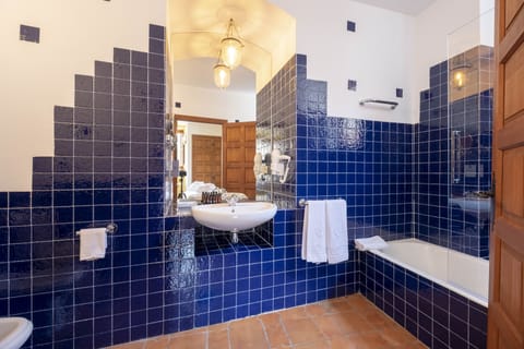 Standard Double or Twin Room | Bathroom | Combined shower/tub, free toiletries, hair dryer, bidet