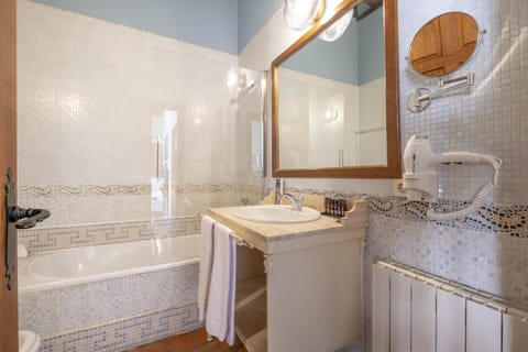 Deluxe Double or Twin Room | Bathroom | Combined shower/tub, free toiletries, hair dryer, bidet