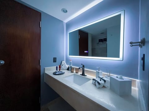 Deluxe Studio Suite | Bathroom | Shower, rainfall showerhead, towels, soap