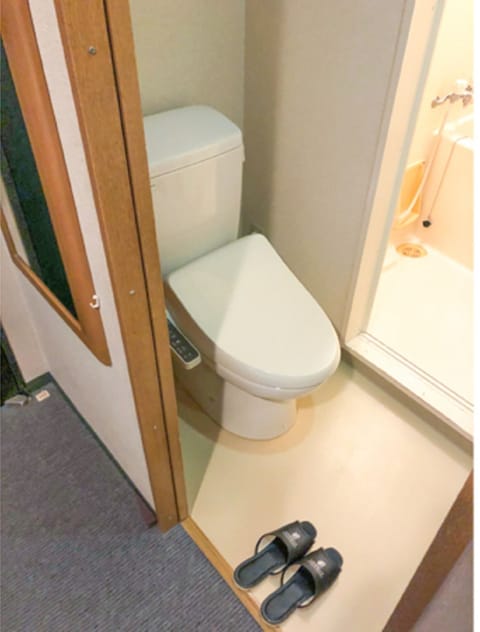 Combined shower/tub, deep soaking tub, free toiletries, hair dryer