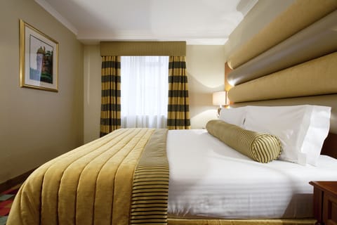 Classic Room with Complimentary Mini-Bar | Free minibar, in-room safe, desk, iron/ironing board