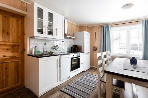 Apartment, 3 Bedrooms | Private kitchen | Fridge, stovetop, coffee/tea maker, electric kettle