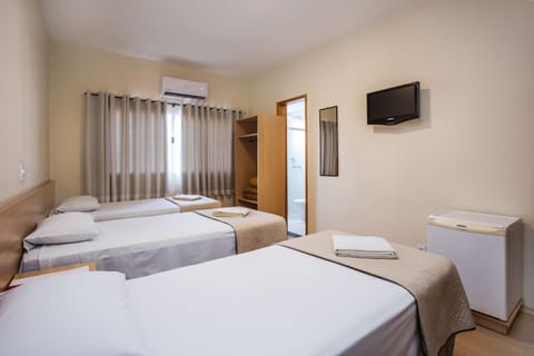 Standard 3 camas de solteiro | Minibar, desk, free WiFi, bed sheets