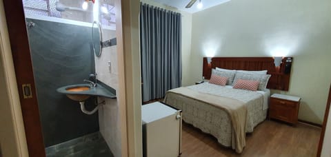 Standard Double Room | Minibar, individually decorated, individually furnished, desk