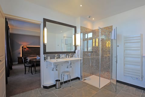 Family Junior Suite | Bathroom | Free toiletries, hair dryer, towels