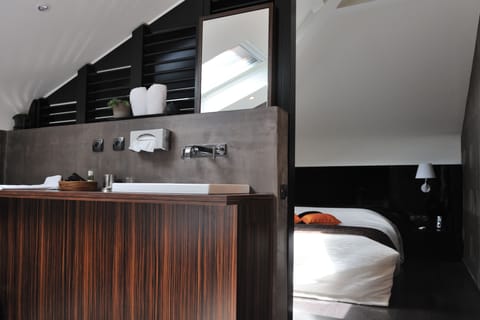 Superior Suite | Bathroom | Separate tub and shower, free toiletries, hair dryer, towels