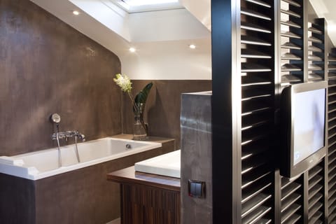 Superior Suite | Bathroom | Separate tub and shower, free toiletries, hair dryer, towels