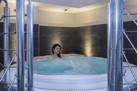 Indoor spa tub