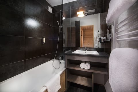 Combined shower/tub, hair dryer, towels