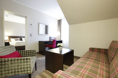 Junior Suite, 1 Double Bed, Garden View | Hypo-allergenic bedding, minibar, in-room safe, desk