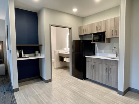 Suite, 1 King Bed (Walk-In Shower) | In-room safe, desk, laptop workspace, blackout drapes