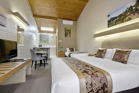 Standard Double or Twin Room, Non Smoking, Kitchenette | Premium bedding, soundproofing, iron/ironing board, free WiFi