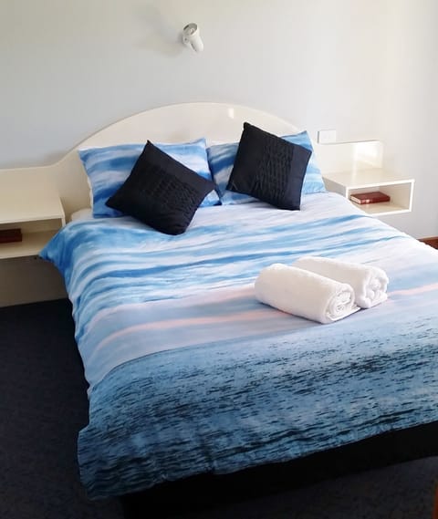 Standard Studio, Non Smoking, Kitchenette (Spa Suite) | Desk, free WiFi, bed sheets