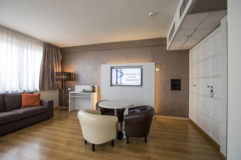 Junior Suite | Living room | 32-inch LCD TV with satellite channels, TV