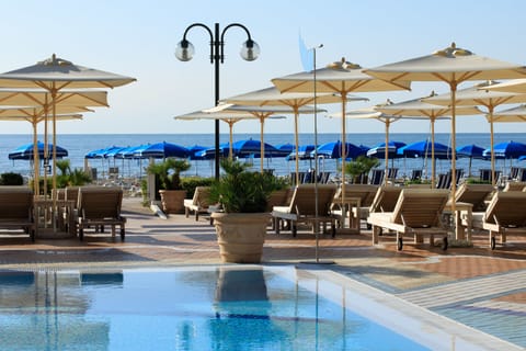 Outdoor pool, pool umbrellas, sun loungers