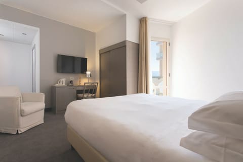 Double Room | Minibar, in-room safe, desk, free WiFi