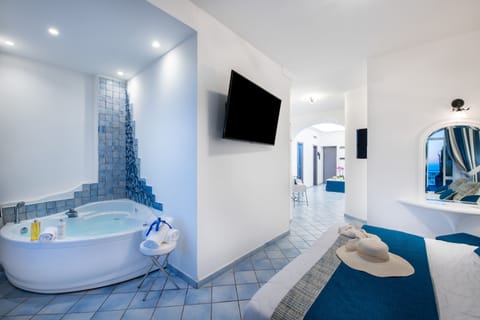 Executive Room, Jetted Tub, Sea View | Premium bedding, memory foam beds, minibar, in-room safe