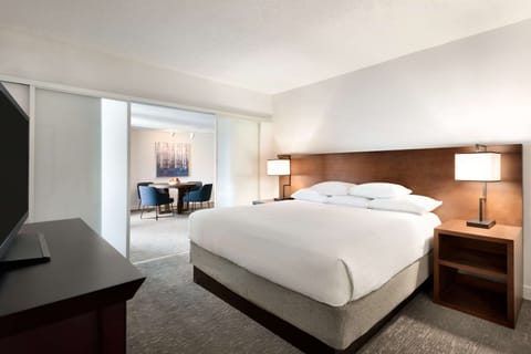 Executive Suite | Premium bedding, down comforters, pillowtop beds, in-room safe