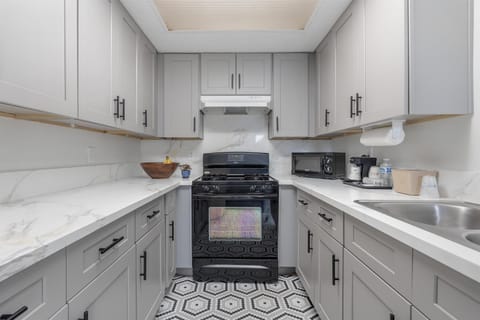 Executive Suite, 1 King Bed, Non Smoking | Private kitchenette | Fridge, microwave, coffee/tea maker