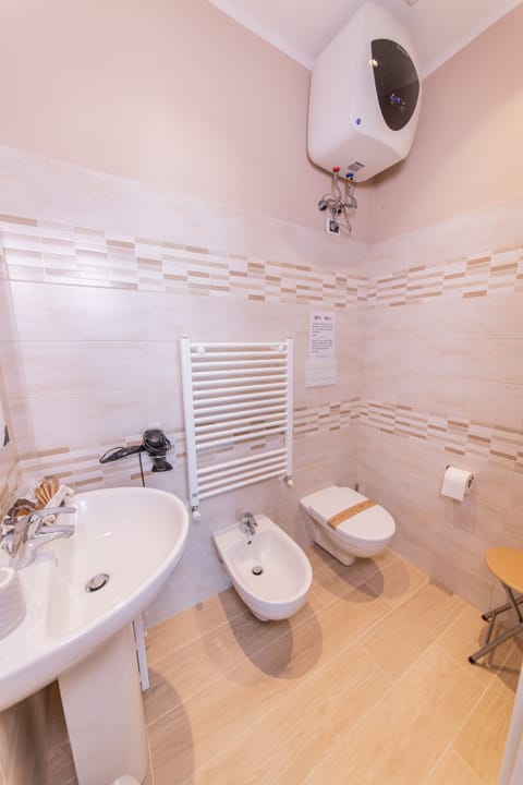 Deluxe Quadruple Room | Bathroom | Shower, free toiletries, hair dryer, bidet