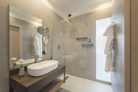 Panoramic Suite, Jetted Tub, Lake View | Bathroom | Shower, rainfall showerhead, eco-friendly toiletries, hair dryer