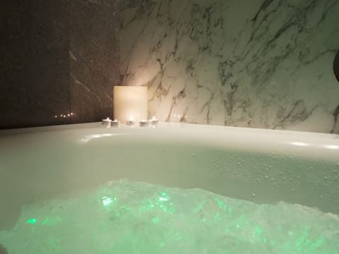 Spa tub, steam room, Turkish bath, body treatments, aromatherapy