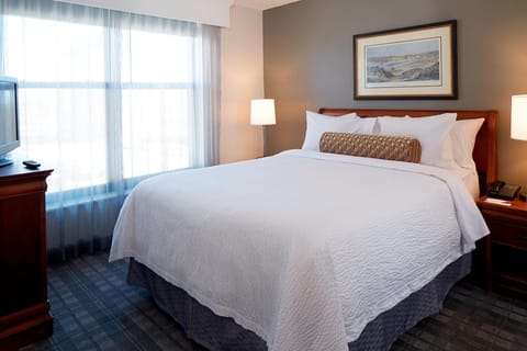 Premium bedding, in-room safe, desk, laptop workspace