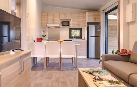 Deluxe Cabin | Private kitchen | Full-size fridge, microwave, stovetop, dishwasher