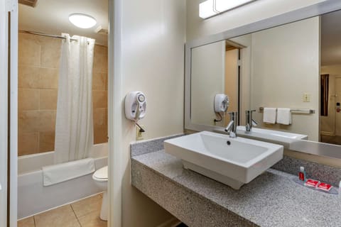 Combined shower/tub, free toiletries, towels