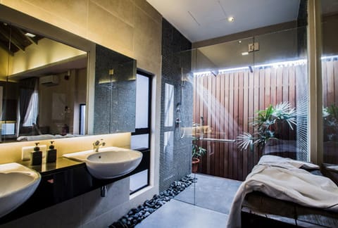 Leonora Suite | Bathroom | Shower, free toiletries, hair dryer, bathrobes