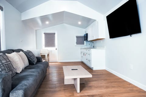 Palms Villa (Not Pet Friendly) | Bed sheets, alarm clocks