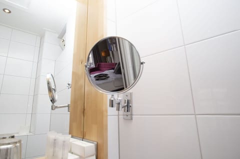 Deluxe Room | Bathroom amenities | Free toiletries, hair dryer, towels, soap