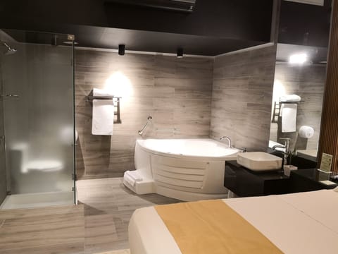 Deluxe Studio Suite | Bathroom | Free toiletries, hair dryer, heated floors, towels