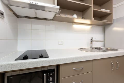 Standard King Room | Private kitchen | Fridge, microwave, stovetop, coffee/tea maker