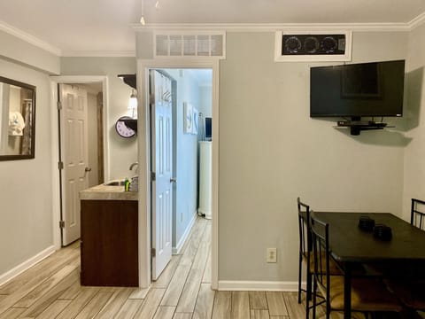 Condo, 1 Bedroom, Kitchenette (216) | In-room dining