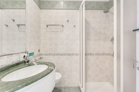 Comfort Room, Balcony | Bathroom | Shower, rainfall showerhead, bidet, towels