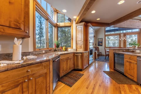 House (5 Bedrooms) | Exterior