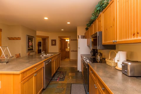 Apartment (3 Bedrooms) | Private kitchen | Oven, toaster, cookware/dishes/utensils