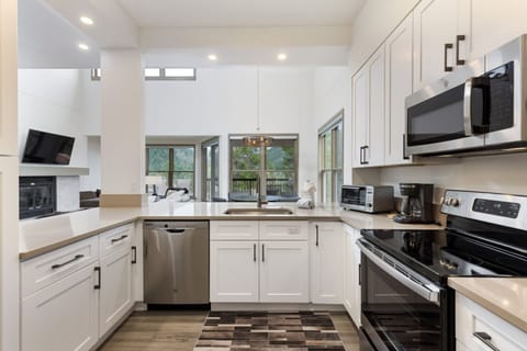 Condo, 3 Bedrooms | Private kitchen | Oven, cookware/dishes/utensils, dining tables