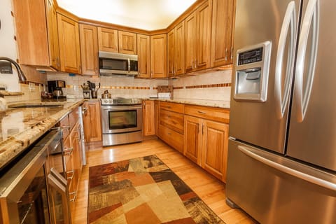 Condo, 3 Bedrooms | Private kitchen | Microwave, oven, stovetop, dishwasher