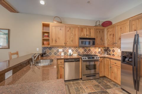 Townhome, 4 Bedrooms | Private kitchen | Oven, cookware/dishes/utensils