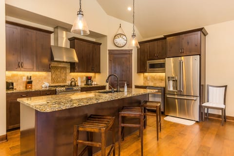 Townhome, 3 Bedrooms | Private kitchen | Oven, cookware/dishes/utensils