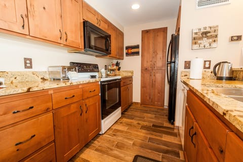Apartment (2 Bedrooms) | Private kitchen | Oven