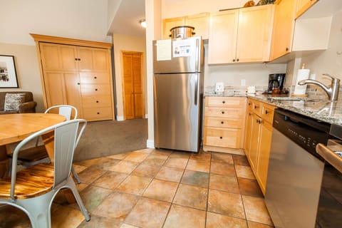 Studio, 1 Queen Bed with Sofa bed | Private kitchen | Oven, cookware/dishes/utensils